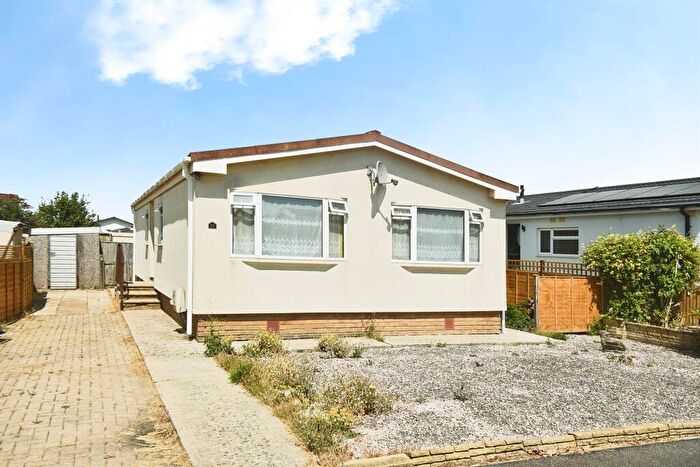 2 Bedroom Park Home For Sale In Russett Avenue, St Johns Priory, Lechlade, GL7