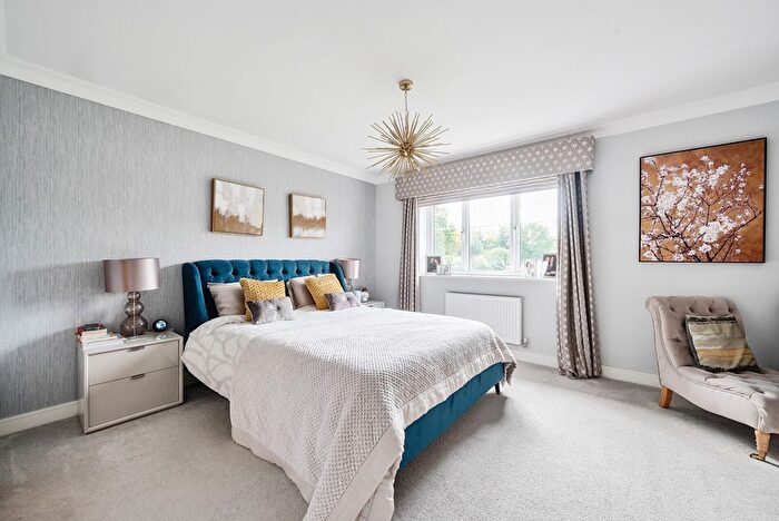 4 Bedroom Detached House For Sale In River Walk, Fetcham, KT22