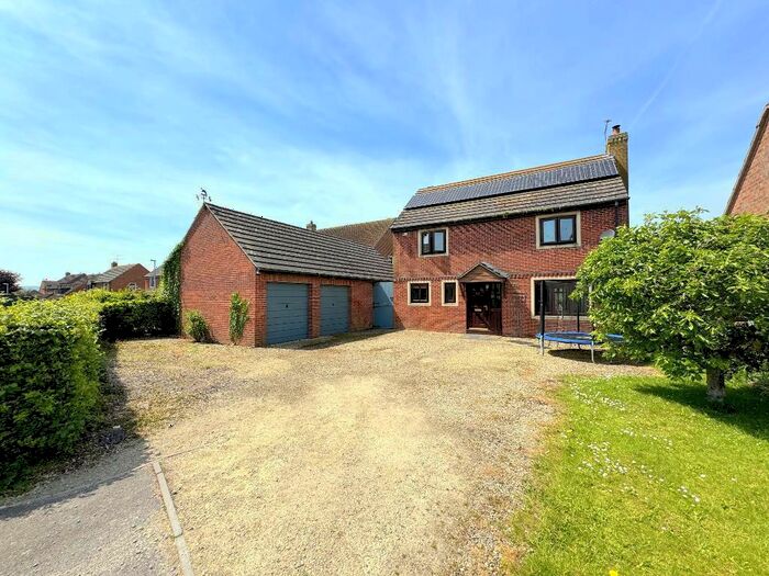 4 Bedroom Detached House For Sale In The Close, Bulkington, Devizes, Wiltshire, SN10