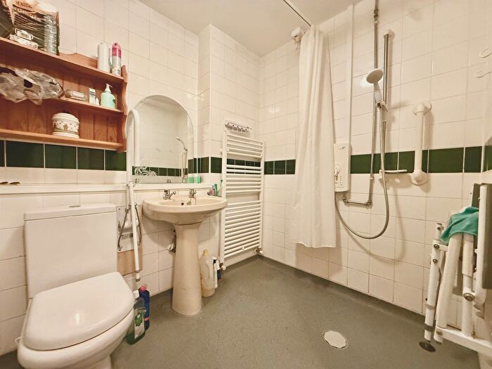 2 Bedroom Terraced Bungalow For Sale In Ferndale, Hedge End, Southampton, SO30