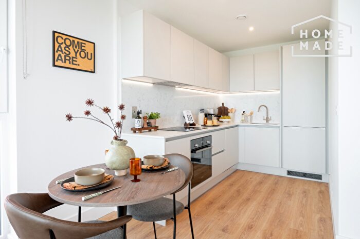 1 Bedroom Flat To Rent In Refinery Square, Stoke Gardens, SL1
