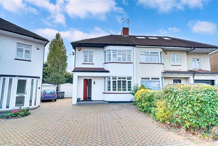 3 Bedroom Semi-detached House For Sale In Apple Grove, Enfield, EN1