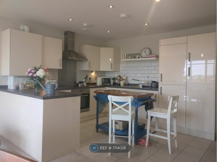 2 Bedroom Flat To Rent In Hallam Court, Croydon, CR0