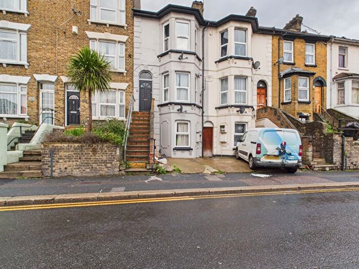 2 Bedroom Flat To Rent In Luton Road, Chatham, ME4