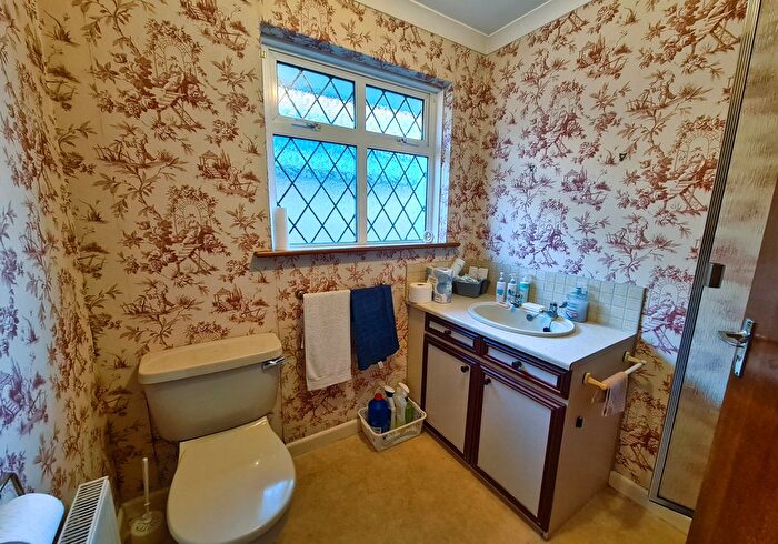 2 Bedroom Detached Bungalow For Sale In Hammonds Way, Southampton, SO40