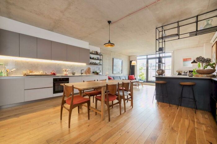 2 Bedroom Flat To Rent In Andrews Road, Broadway Market, E8