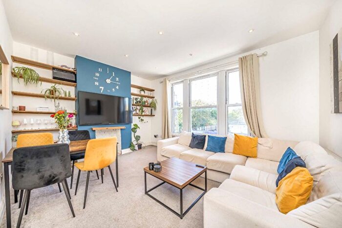 3 Bedroom Flat For Sale In Garratt Lane, Earlsfield, SW18