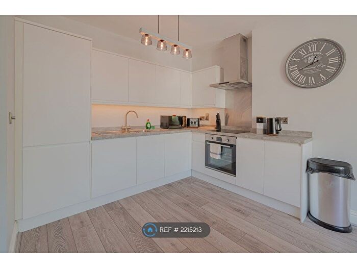 3 Bedroom Flat To Rent In Flexible Amp; Short Term Renting, Hove, BN3