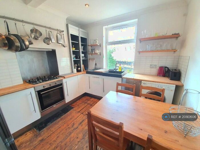 3 Bedroom Flat To Rent In Bolton Crescent, London, SE5