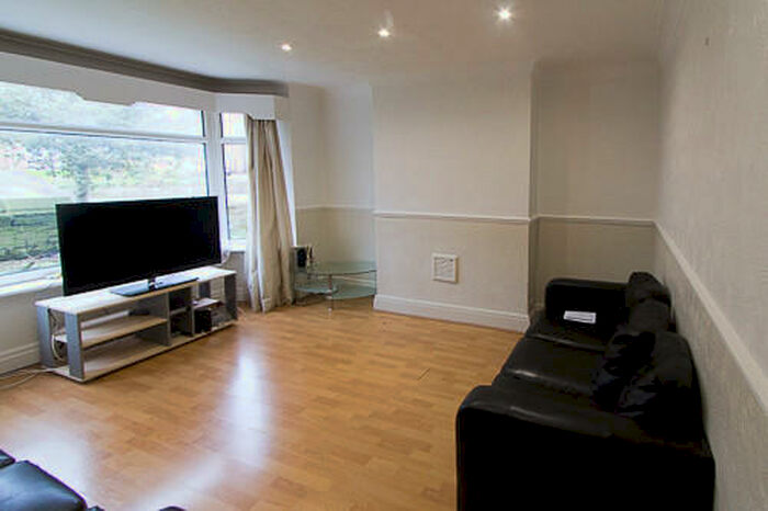 4 Bedroom House To Rent In Kirkstall Hill, Leeds, LS4