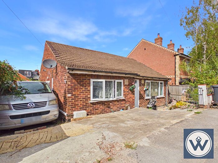 3 Bedroom Bungalow For Sale In Brighton Road, Reading, RG6