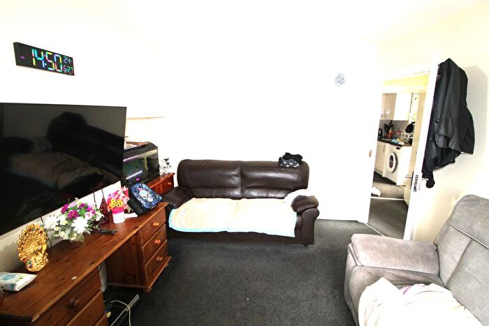 3 Bedroom Semi-Detached House To Rent In Shakespeare Avenue, Hayes, UB4