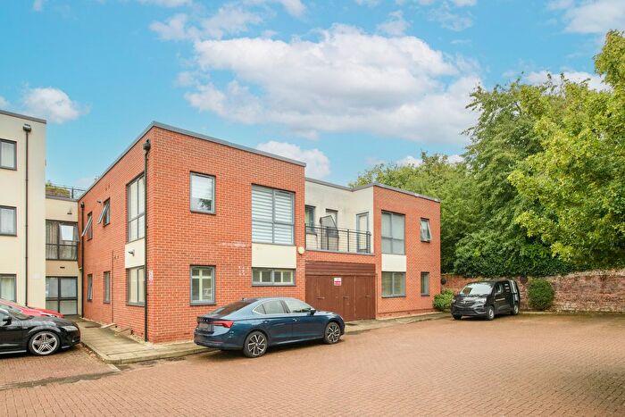 2 Bedroom Flat To Rent In Butler Farm Close, Richmond, TW10