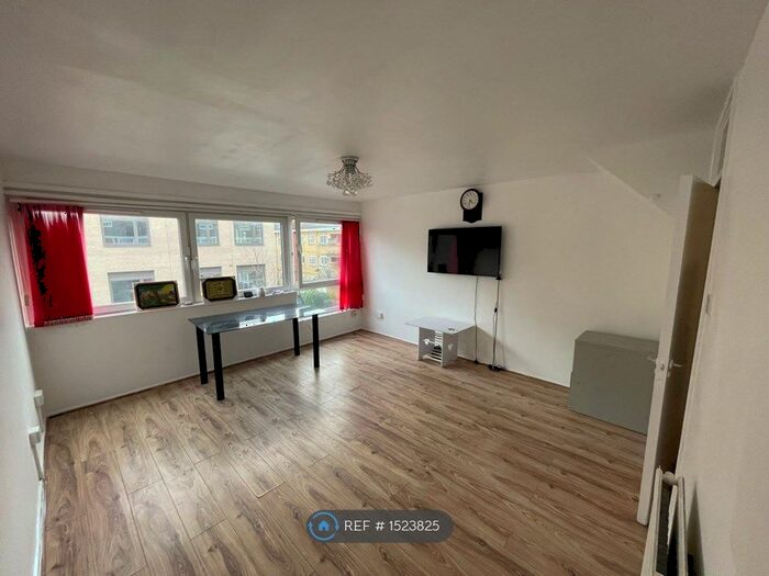 3 Bedroom Flat To Rent In Lunan House, London, E3