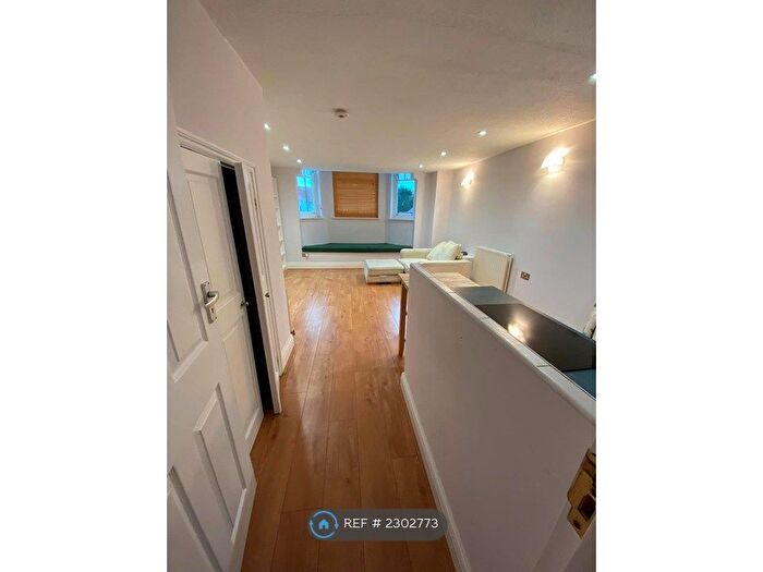 2 Bedroom Flat To Rent In Alderton Hill, Loughton, IG10