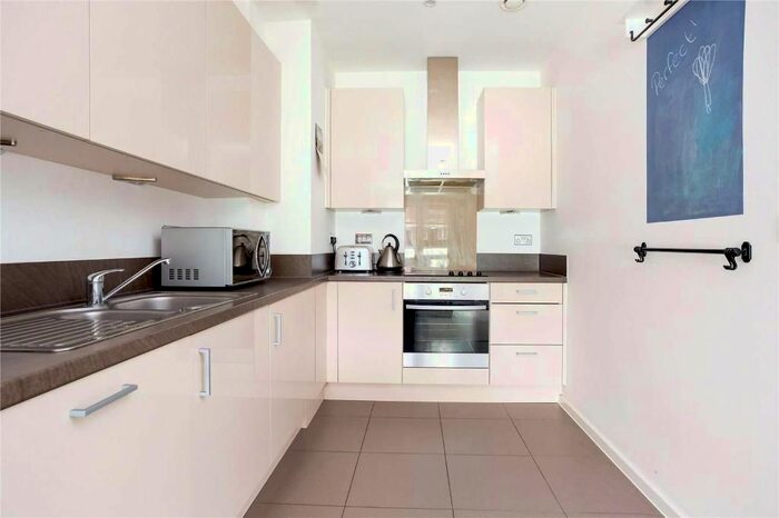2 Bedroom Flat To Rent In Jasmine House, Wansworth, Battersea, London, SW18