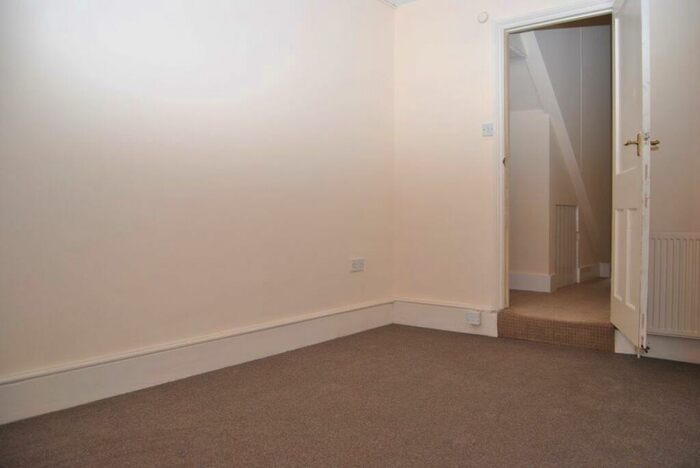 1 Bedroom Flat To Rent In Whatman Road, SE23