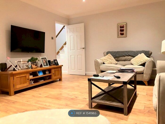 2 Bedroom Flat To Rent In Englefield Close, Enfield, EN2