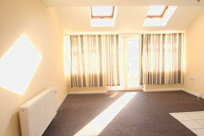 2 Bedroom Flat To Rent In Abbey Road, Ilford, IG2
