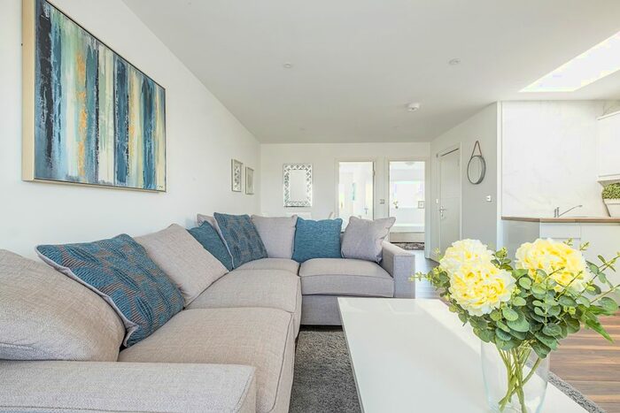 2 Bedroom Flat To Rent In Brondesbury Road, London, NW6