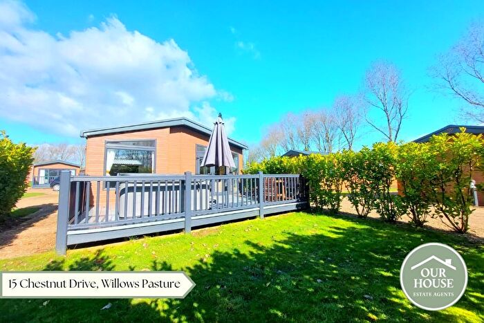 2 Bedroom Mobile/park Home For Sale In Hull Road, Skirlaugh, Hull, HU11