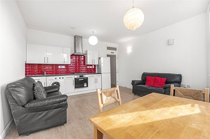 3 Bedroom Flat To Rent In Upper Tooting Road, London, SW17