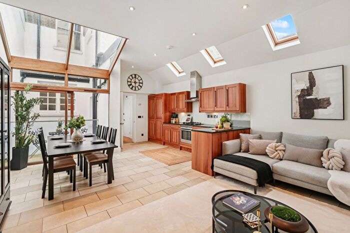 2 Bedroom Flat For Sale In Old Brompton Road, London, SW5