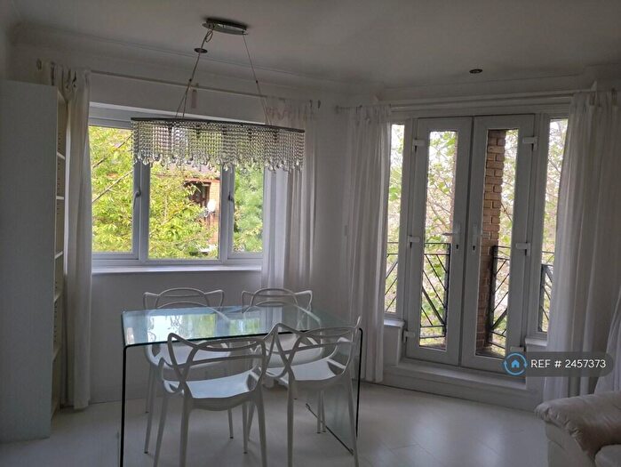 2 Bedroom Flat To Rent In Brunswick Quay, London, SE16