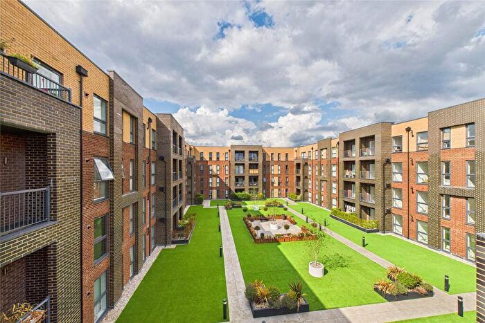 2 Bedroom Apartment For Sale In Moorfield Place, Farnborough, Hampshire, GU14