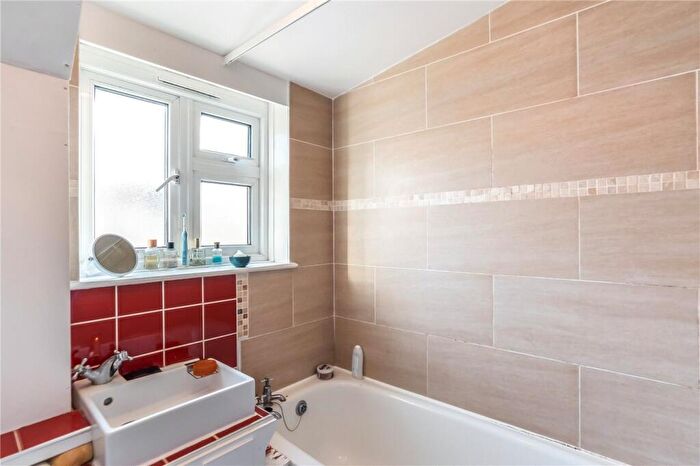 1 Bedroom Maisonette To Rent In Hindmans Road, East Dulwich, London, SE22