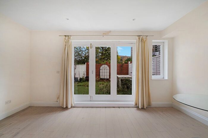 2 Bedroom Flat For Sale In Brougham Road, Acton, London, W3