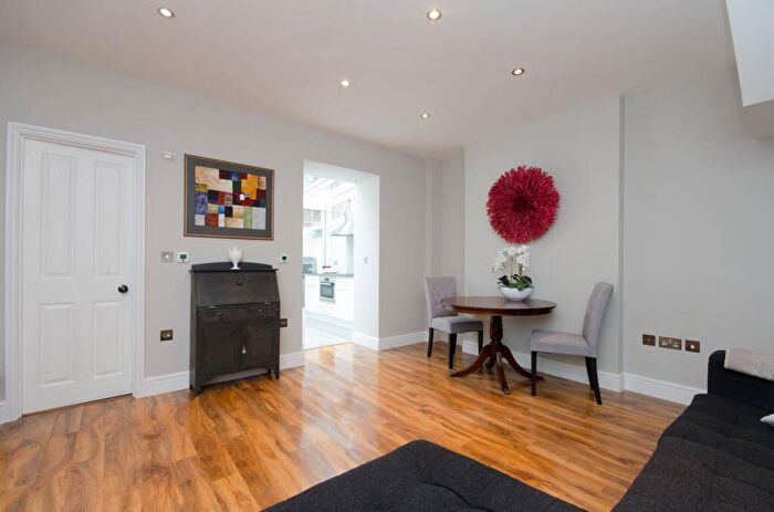 1 Bedroom Flat For Sale In Lots Road, Chelsea, London, SW10