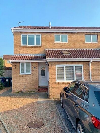 3 Bedroom Semi-Detached House To Rent In Bassett Close, Selby, YO8