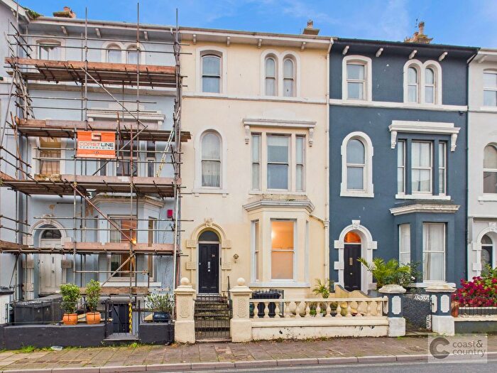 2 Bedroom Flat For Sale In Orchard Gardens, Teignmouth, TQ14