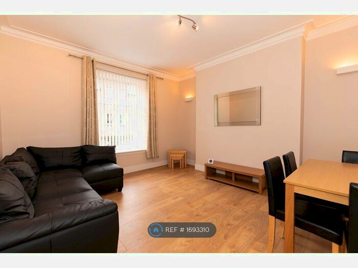 2 Bedroom Flat To Rent In Crombie Road, Aberdeen, AB11