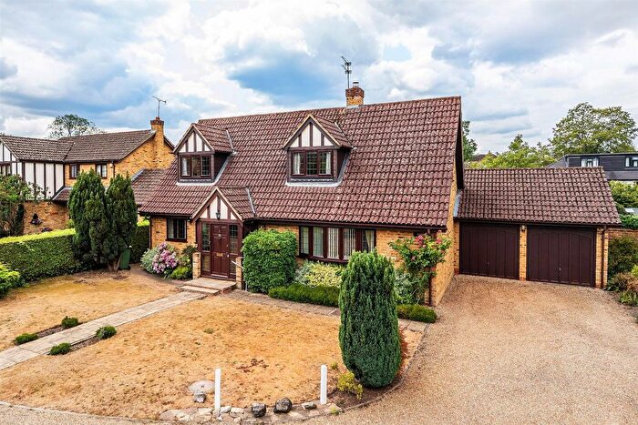 4 Bedroom Chalet For Sale In Ashwood Park, Fetcham, KT22