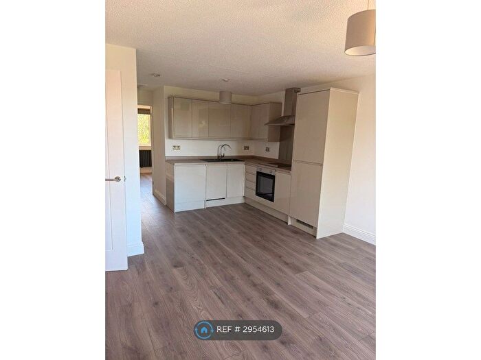 2 Bedroom Maisonette To Rent In Fosters Close, London, E18