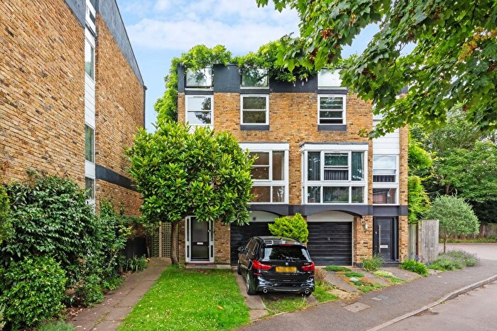 3 Bedroom Semi-Detached House To Rent In Meadow Close, Richmond, TW10