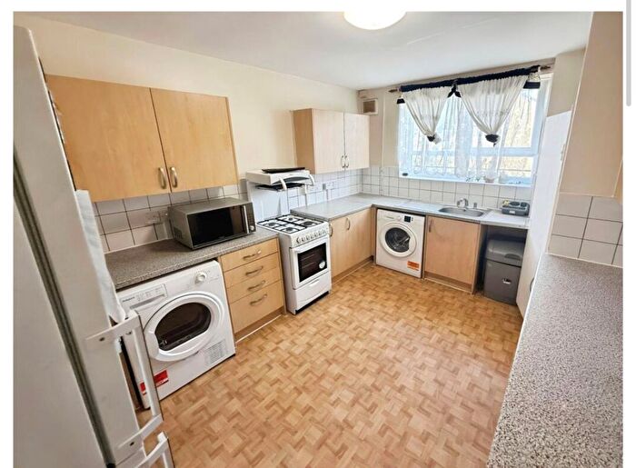 3 Bedroom Flat To Rent In Evelina Road, London, SE15