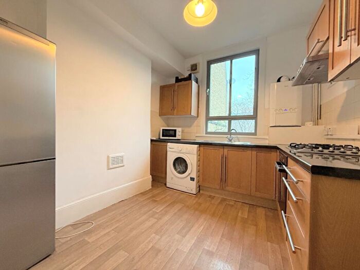 2 Bedroom Flat To Rent In Roman Road, Bow, E3