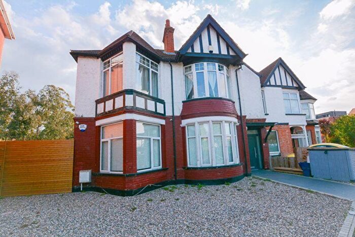 2 Bedroom Flat To Rent In Station Road, Westcliff-On-Sea, SS0