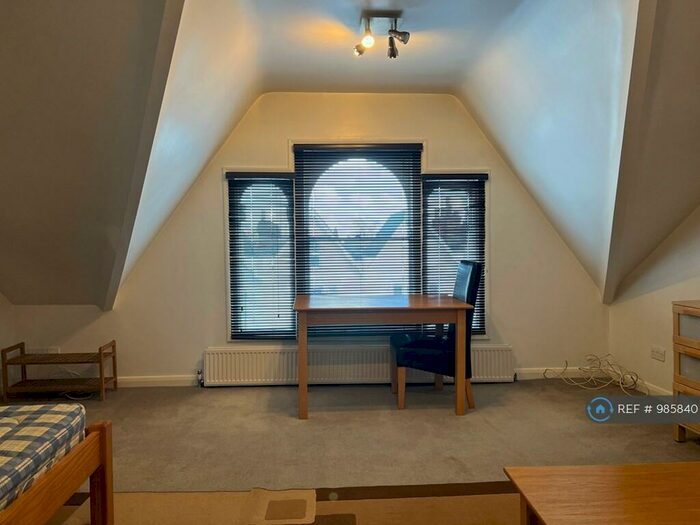 Studio To Rent In Whittington Road, London, N22