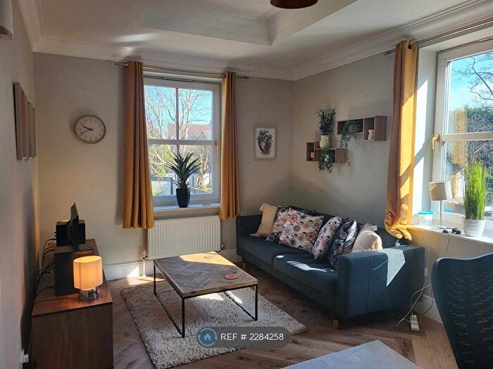 2 Bedroom Flat To Rent In Spen Lane, Leeds, LS16