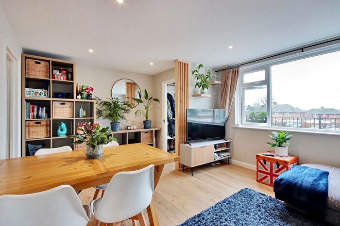 2 Bedroom Flat For Sale In East Grinstead Road, Lingfield, RH7