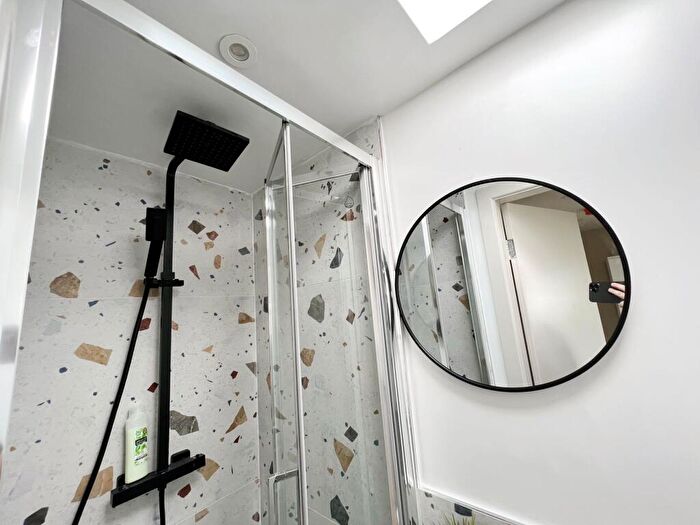1 Bedroom Flat To Rent In Clarence Villas, Hawks Road, KT1