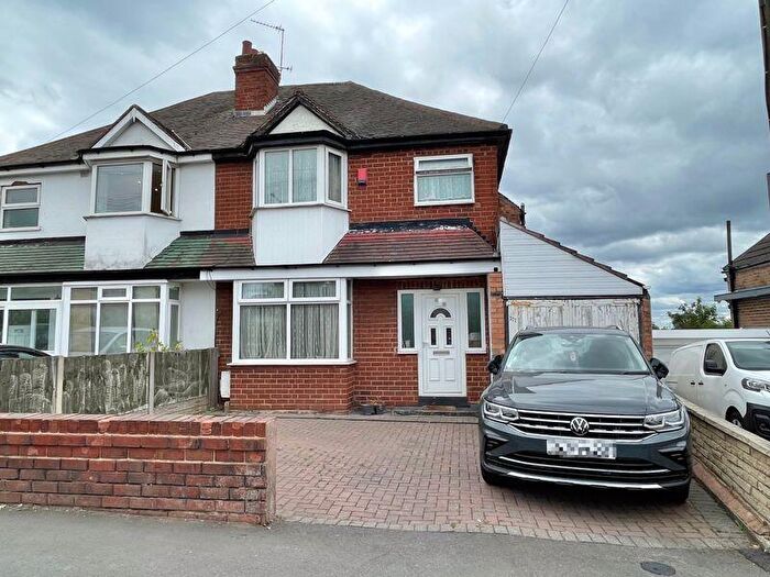 3 Bedroom Semi-Detached House For Sale In College Road, Kingstanding, Birmingham, B44