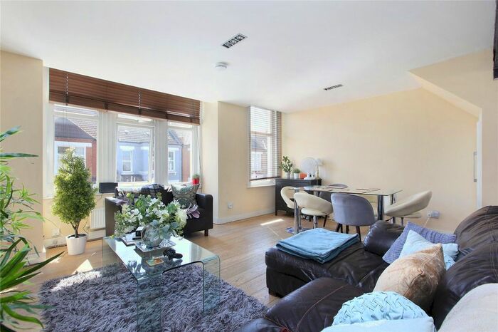 3 Bedroom Flat To Rent In Hazelbourne Road, Clapham South, London, SW12
