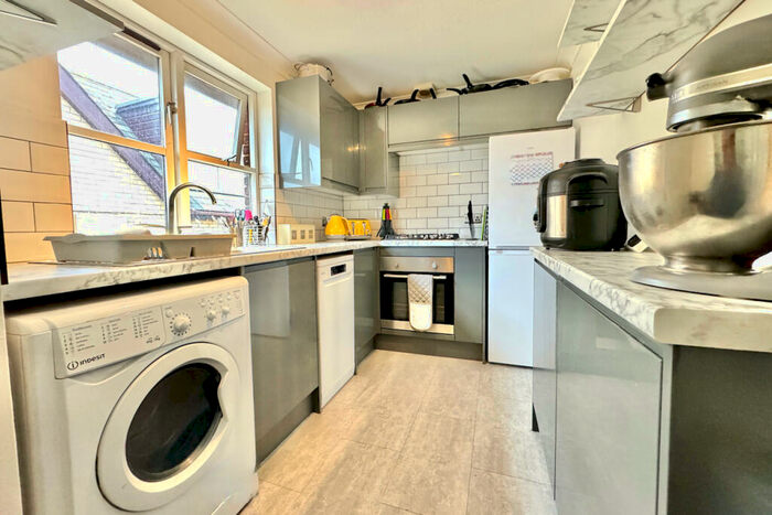 2 Bedroom Flat For Sale In Victoria Avenue, Swanage, BH19