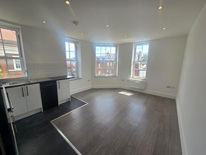 1 Bedroom Flat To Rent In High Street, Epsom, Surrey, KT19