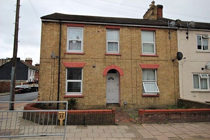 1 Bedroom Flat To Rent In Alexander Road, MK40